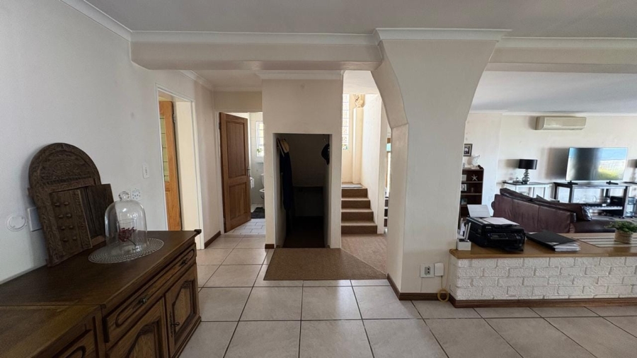 5 Bedroom Property for Sale in Sandbaai Western Cape